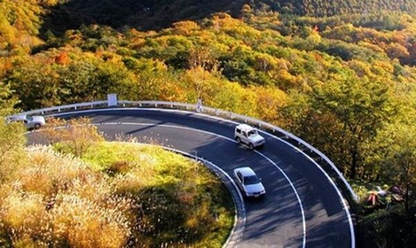 Đừng nên ôm vạch chia đường khi lái xe đường đèo