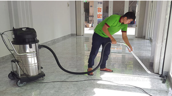 Máy hút bụi công nghiệp thiết bị vệ sinh nhà xưởng không thể thiếu