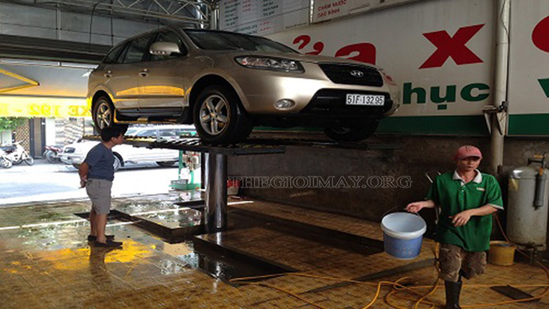 Cửa hàng rửa xe ô tô được trang bị cầu nâng 1 trụ