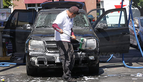 Nhân viên rửa xe chuyên nghiệp thu hút khách hàng