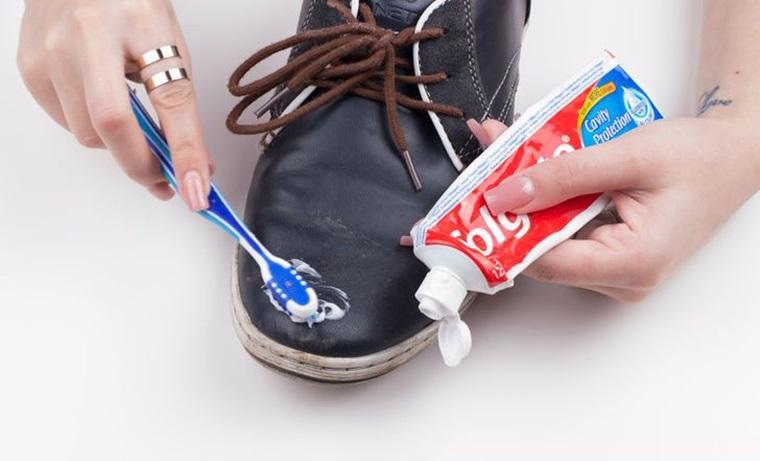 Khắc phục tình trạng da giày bị xước với kem đánh răng