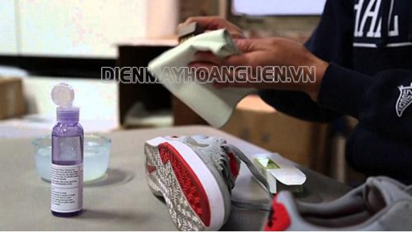 cach-ve-sinh-giay-nike-air-force-bang-ban-chai-mem-va-dung-dich