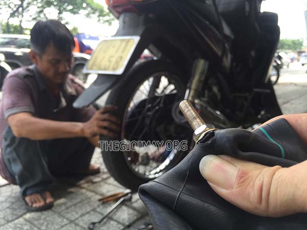 Dịch vụ thay săm lốp xe đạp điện tại nhà chuyên nghiệp tại Hà Nội