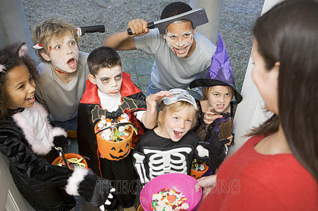 Xin kẹo trick or treat vào ngày Halloween là phong tục đã có từ lâu