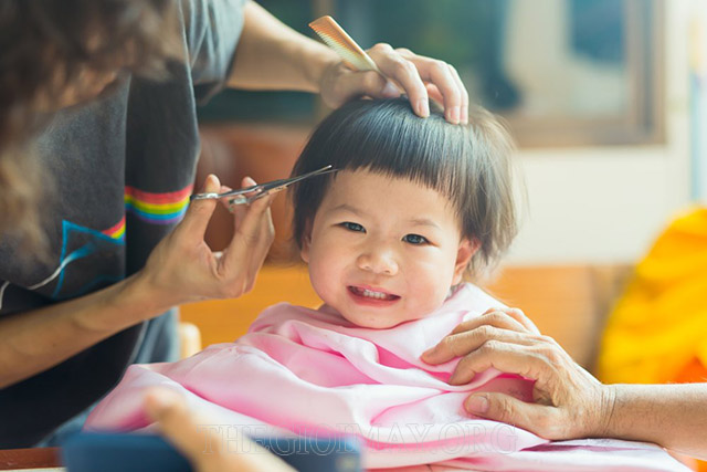 Khi cắt tóc cho con, mẹ cần lưu ý điều gì?