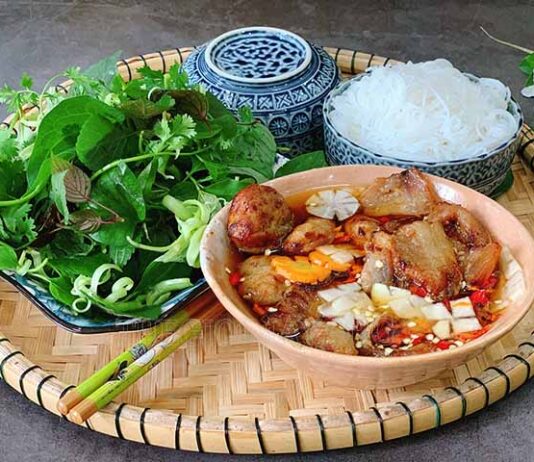 Món bún chả thịt nướng đã sẵn sàng cho bạn thưởng thức!