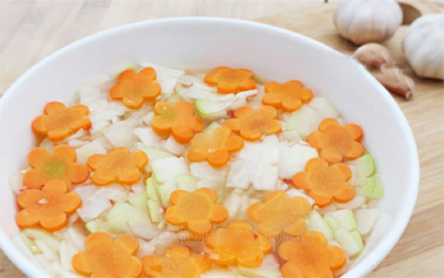 Làm dưa góp rau củ gồm: Cà rốt và đu đủ để ăn kèm với bún chả
