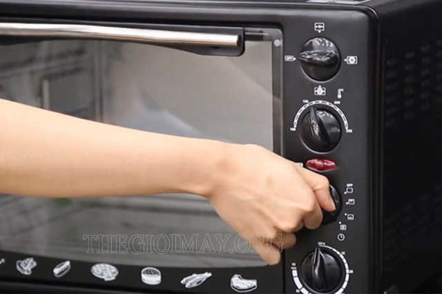 Làm nóng lò nướng trước ở nhiệt độ 200°C