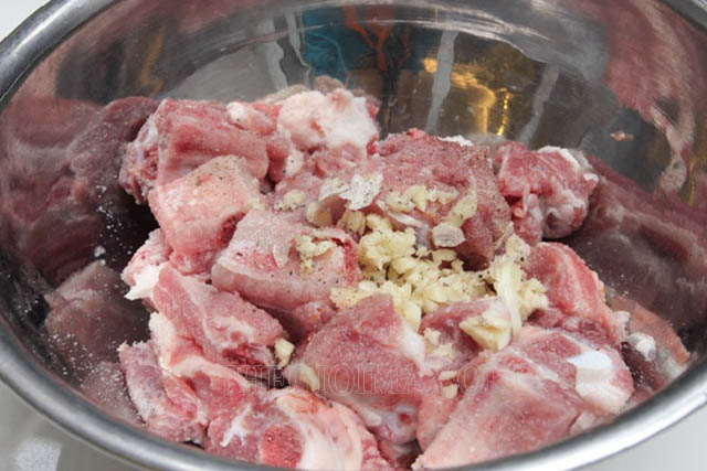 Bạn nên ướp thịt trong vòng 15 phút để cho thịt thấm gia vị