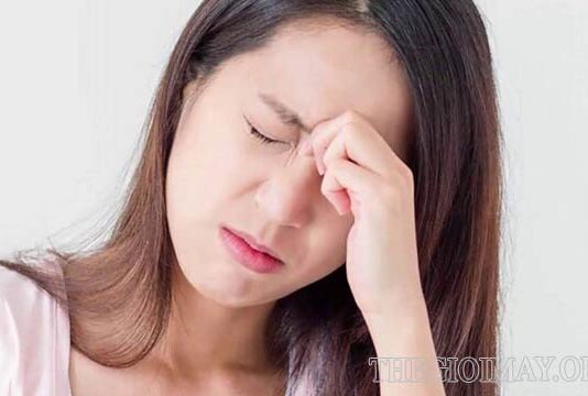 Giải mã hiện tượng giật lông mày trái ở nữ