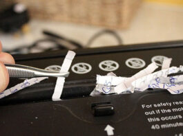 Gắp giấy ra khỏi máy hủy giấy bị kẹt